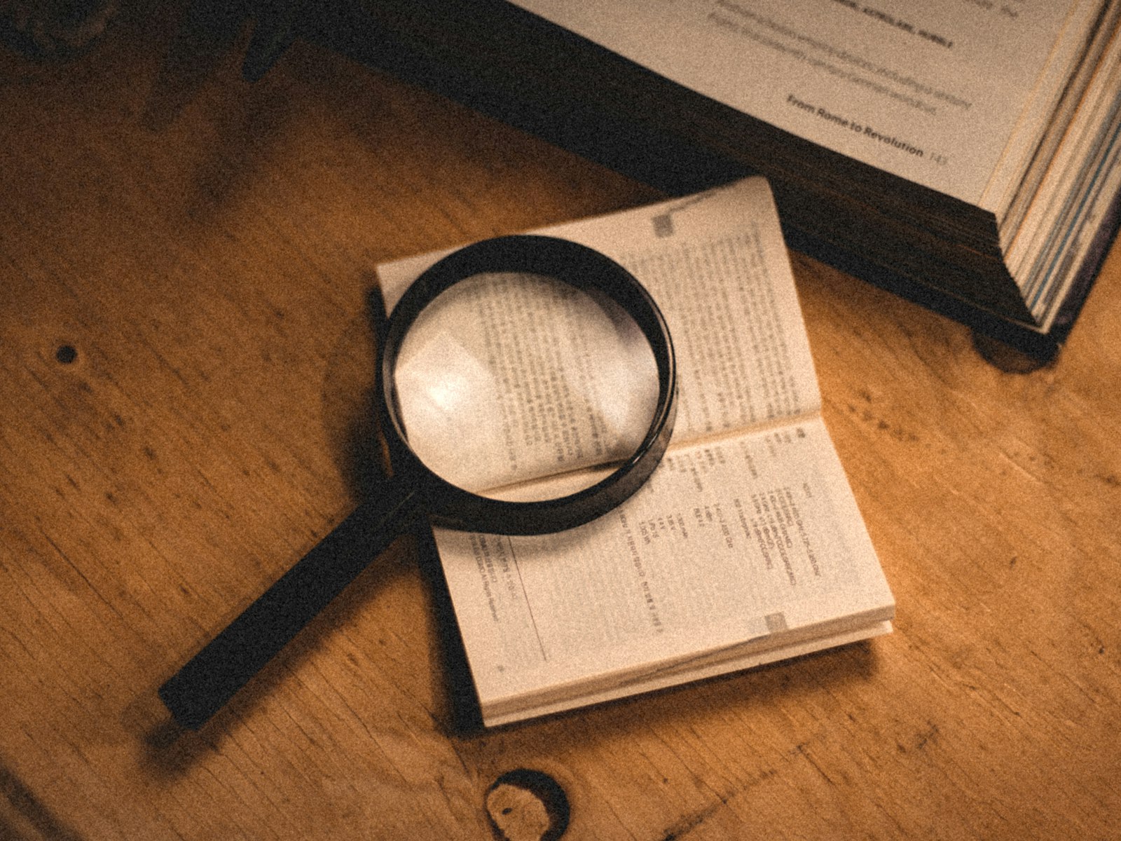 Loupe posée sur un livre ouvert