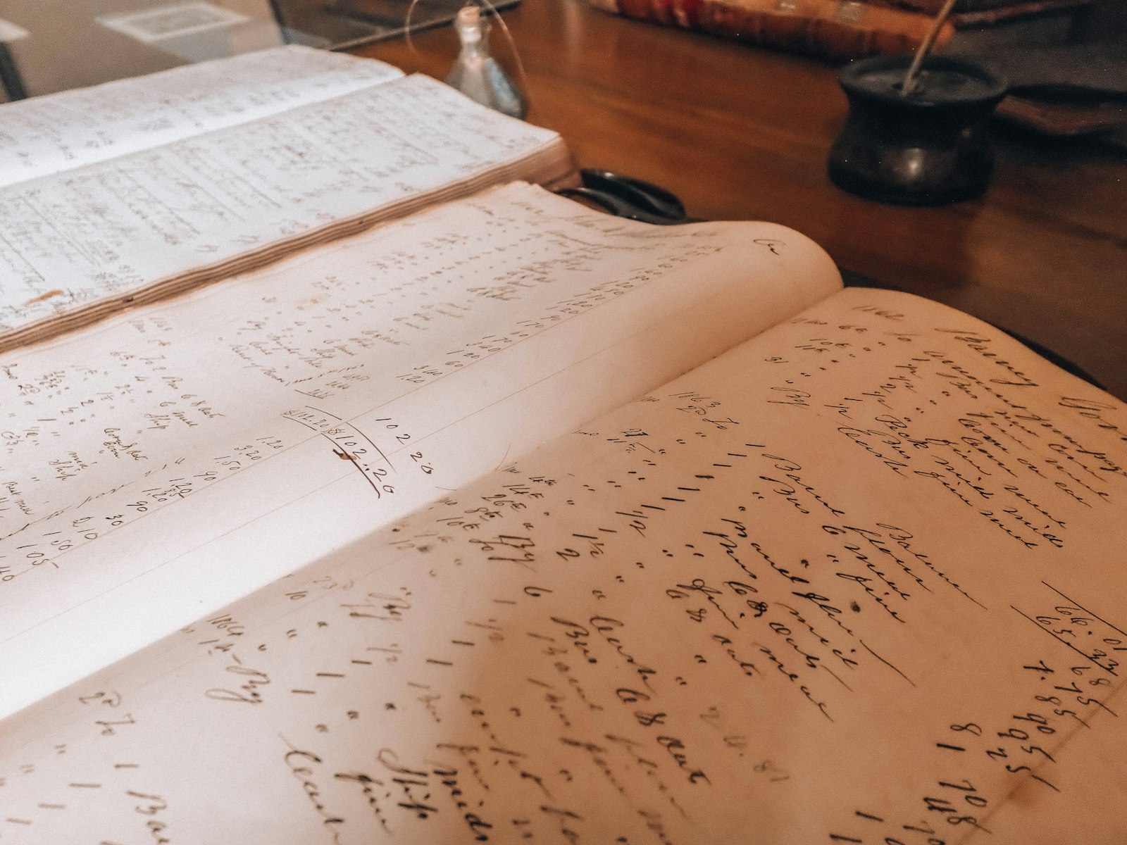 Vieux registres manuscrits ouverts sur une table en bois