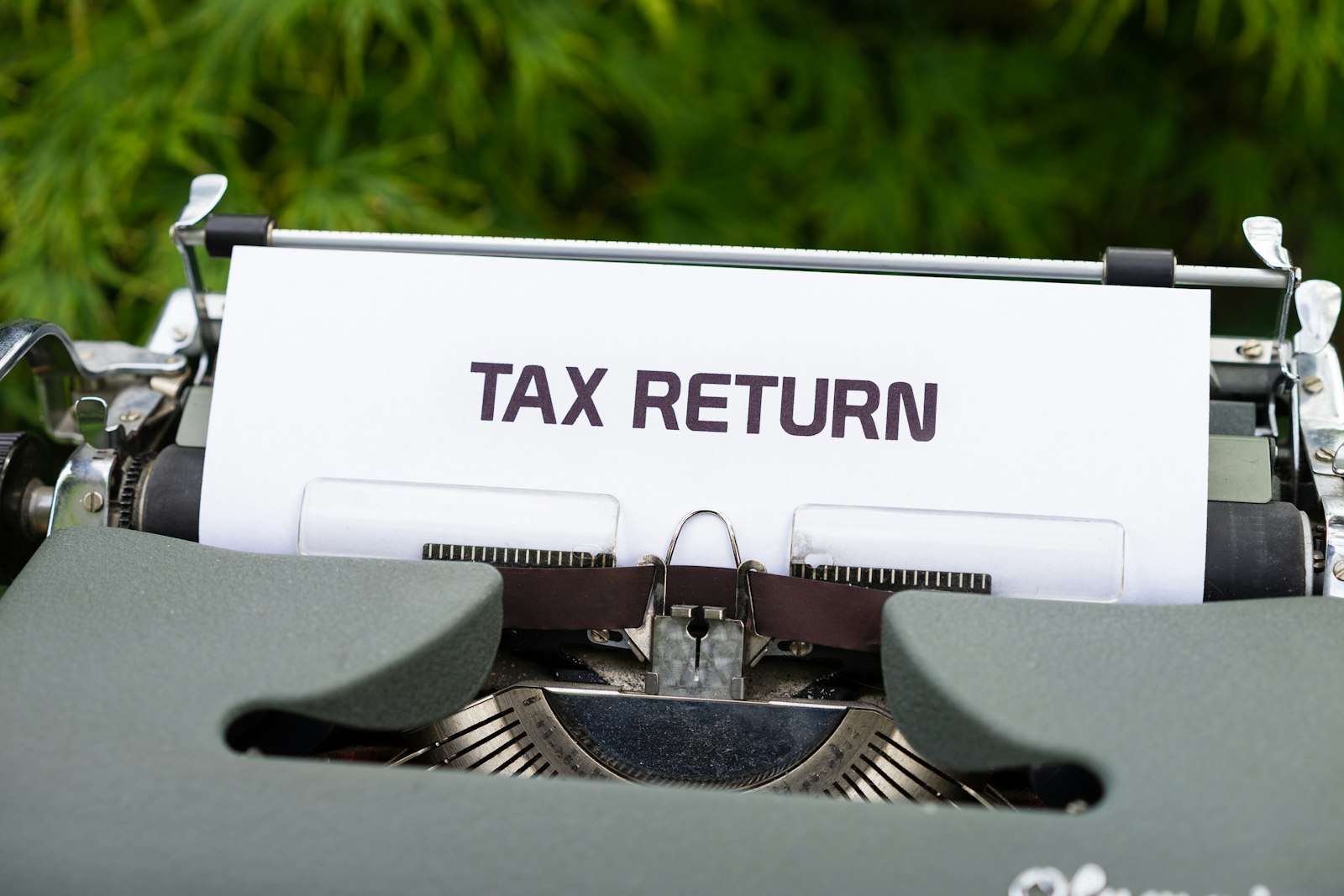 Machine à écrire avec une feuille « Tax Return »